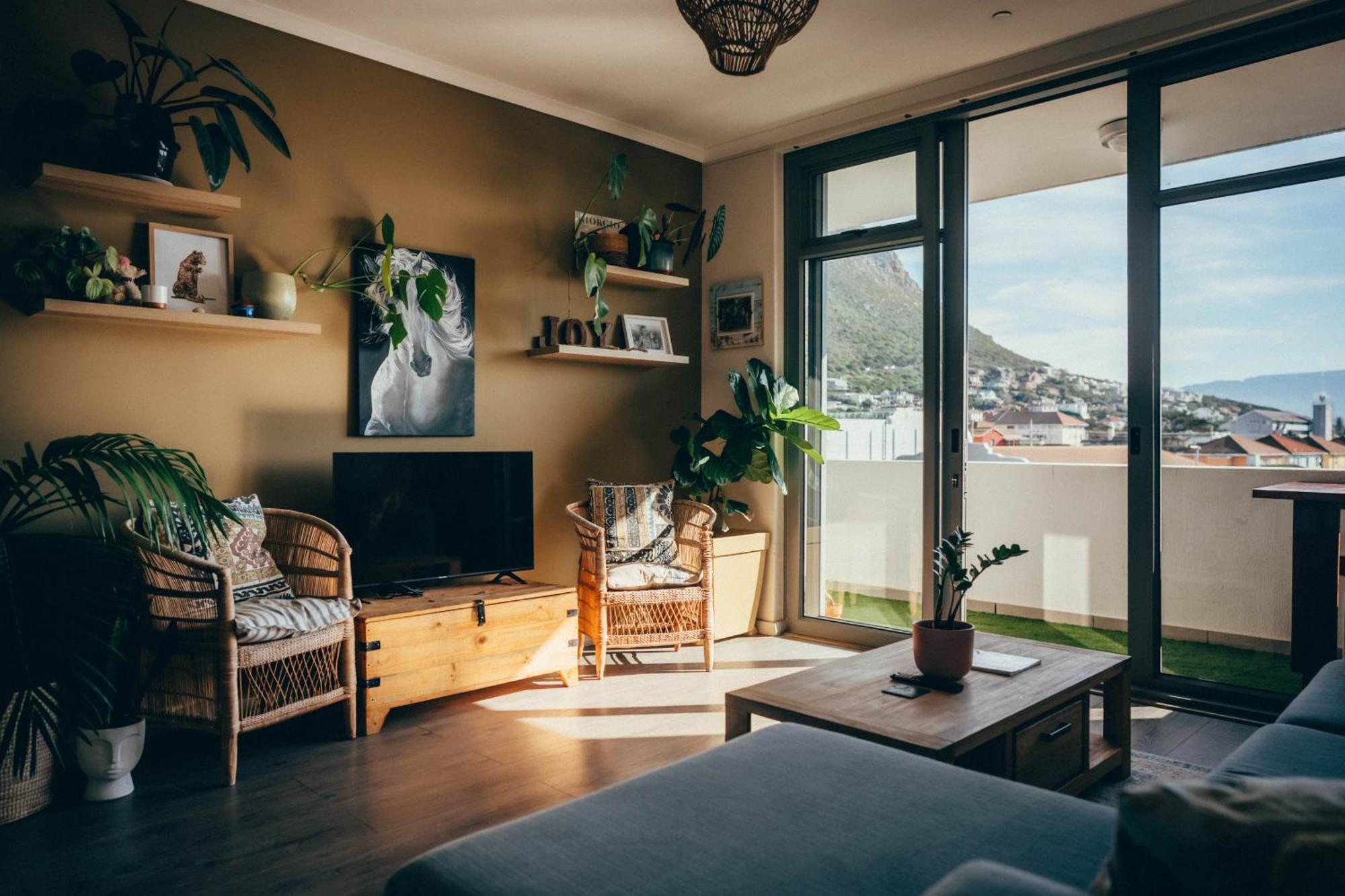 Beachfront Flat & Mountain View